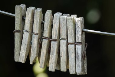 Eski çamaşır mandalları ipe bağlı çamaşır yıkamak içindir.