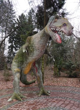 Kyiv, Ukrayna 27 Ocak 2025: Ukrayna Ulusal Yaşam ve Çevre Bilimleri Üniversitesi Botanik Bahçesi topraklarında dev bir dinozorun heykeli