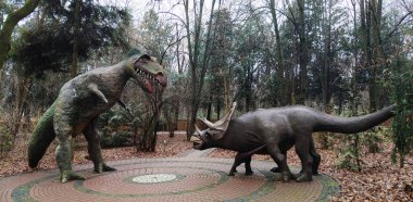 Kyiv, Ukrayna 27 Ocak 2025: Ukrayna Ulusal Yaşam ve Çevre Bilimleri Üniversitesi Botanik Bahçesi topraklarında dev bir dinozorun heykeli