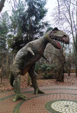 Kyiv, Ukrayna 27 Ocak 2025: Ukrayna Ulusal Yaşam ve Çevre Bilimleri Üniversitesi Botanik Bahçesi topraklarında dev bir dinozorun heykeli