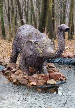 Kyiv, Ukrayna 27 Ocak 2025: Ulusal Yaşam ve Çevre Bilimleri Üniversitesi Botanik Bahçesi topraklarında dev bir mamutun heykeli