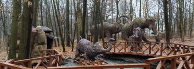 Kyiv, Ukrayna 27 Ocak 2025: Ulusal Yaşam ve Çevre Bilimleri Üniversitesi Botanik Bahçesi topraklarında dev bir mamutun heykeli