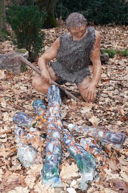 Kyiv, Ukrayna 27 Ocak 2025: Ukrayna Ulusal Yaşam ve Çevre Bilimleri Üniversitesi Botanik Bahçesi topraklarında antik bir mağara adamının heykeli