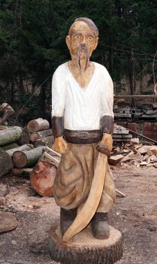 Kyiv, Ukrayna 27 Ocak 2025: Ukrayna 'nın Botanik Bahçesi bölgesindeki tek bir odun parçasından oyulmuş Ukrayna Kozak heykeli