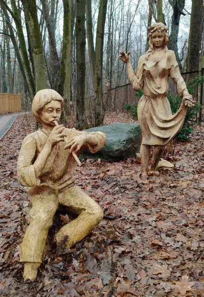 Kyiv, Ukrayna 27 Ocak 2025: Heykel Çocuk Ukrayna Ulusal Üniversitesi Botanik Bahçesi ve Çevre Bilimleri Bölgesi 'nde Bir Kız için Flüt Çalıyor