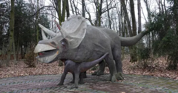 Kyiv, Ukrayna 27 Ocak 2025: Ukrayna Ulusal Yaşam ve Çevre Bilimleri Üniversitesi Botanik Bahçesi topraklarında dev bir dinozorun heykeli