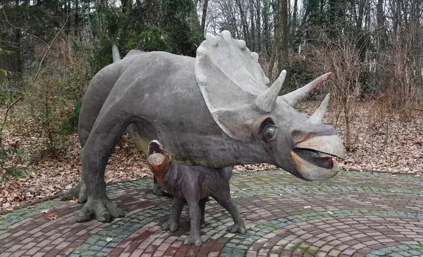 Kyiv, Ukrayna 27 Ocak 2025: Ukrayna Ulusal Yaşam ve Çevre Bilimleri Üniversitesi Botanik Bahçesi topraklarında dev bir dinozorun heykeli