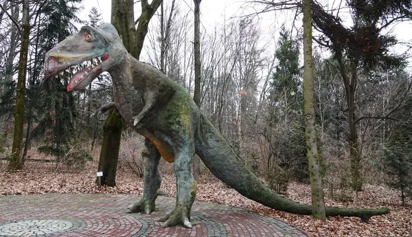 Kyiv, Ukrayna 27 Ocak 2025: Ukrayna Ulusal Yaşam ve Çevre Bilimleri Üniversitesi Botanik Bahçesi topraklarında dev bir dinozorun heykeli