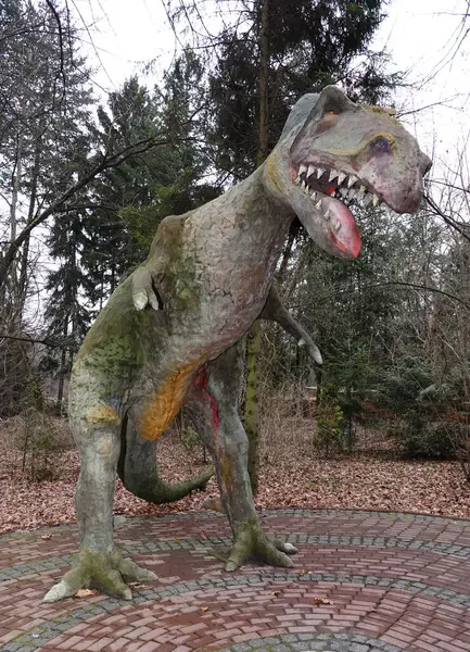 Kyiv, Ukrayna 27 Ocak 2025: Ukrayna Ulusal Yaşam ve Çevre Bilimleri Üniversitesi Botanik Bahçesi topraklarında dev bir dinozorun heykeli