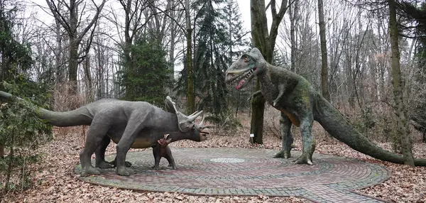 Kyiv, Ukrayna 27 Ocak 2025: Ukrayna Ulusal Yaşam ve Çevre Bilimleri Üniversitesi Botanik Bahçesi topraklarında dev bir dinozorun heykeli