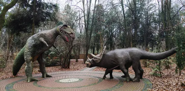 Kyiv, Ukrayna 27 Ocak 2025: Ukrayna Ulusal Yaşam ve Çevre Bilimleri Üniversitesi Botanik Bahçesi topraklarında dev bir dinozorun heykeli