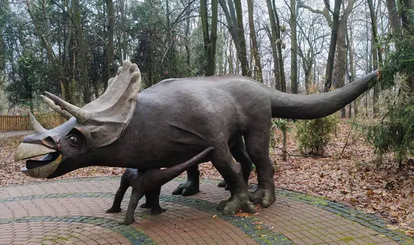 Kyiv, Ukrayna 27 Ocak 2025: Ukrayna Ulusal Yaşam ve Çevre Bilimleri Üniversitesi Botanik Bahçesi topraklarında dev bir dinozorun heykeli