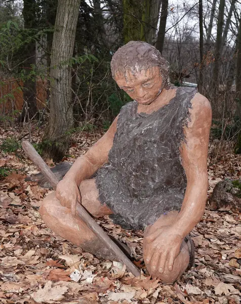 Kyiv, Ukrayna 27 Ocak 2025: Ukrayna Ulusal Yaşam ve Çevre Bilimleri Üniversitesi Botanik Bahçesi topraklarında antik bir mağara adamının heykeli