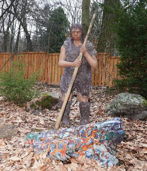 Kyiv, Ukrayna 27 Ocak 2025: Ukrayna Ulusal Yaşam ve Çevre Bilimleri Üniversitesi Botanik Bahçesi topraklarında antik bir mağara adamının heykeli