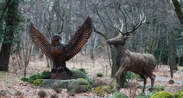 Kyiv, Ukrayna 27 Ocak 2025: Ukrayna Botanik Bahçesi Bilimleri bölgesindeki tek bir odun parçasından bir kartal ve bir geyik heykeli