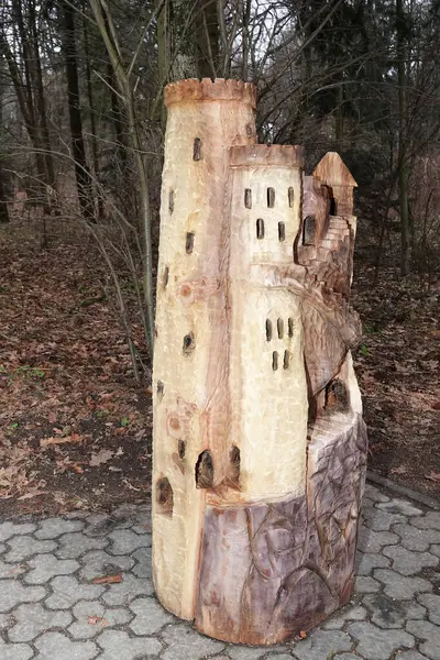Kyiv, Ukrayna 27 Ocak 2025: Ukrayna Ulusal Yaşam ve Çevre Bilimleri Üniversitesi Botanik Bahçesi bölgesindeki tek bir tahta parçasından oyulmuş ahşap kale