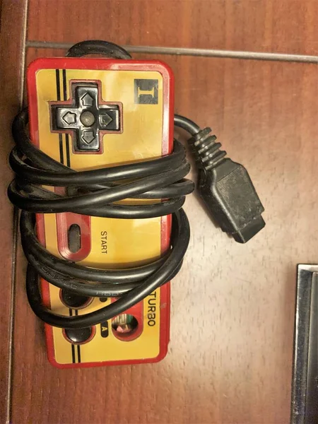 Masanın üzerinde ışık olan famicom denetleyici