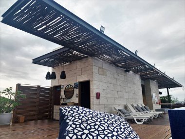 Otelin çatısında havuzu olan bir teras.