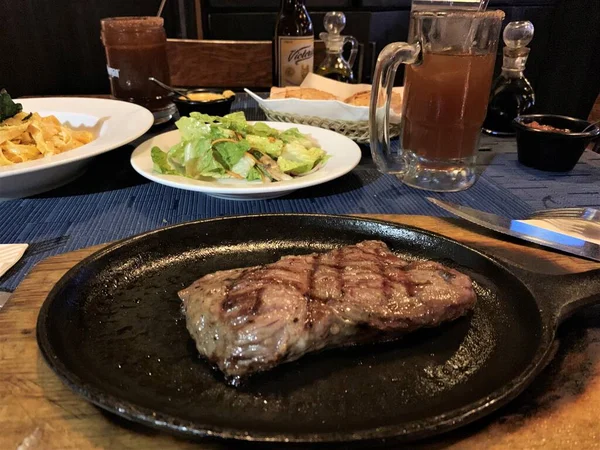 Steak Mit Salat Und Michelada — Stockfoto
