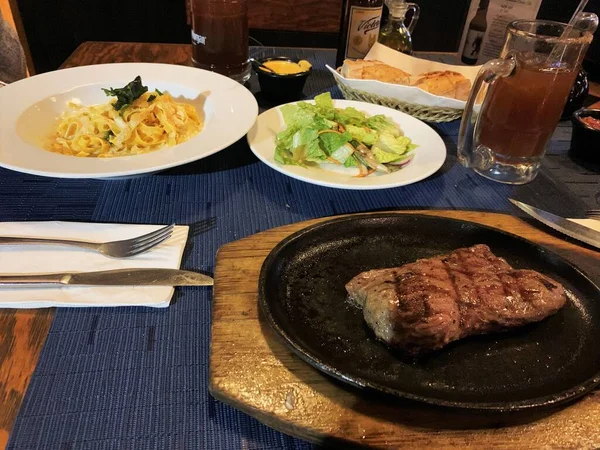 Vlees Tafel Met Fettuccini Schotel Tijdens Een Romantisch Diner — Stockfoto