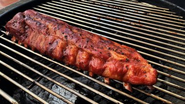 Izgaradaki bbq kaburgaları.