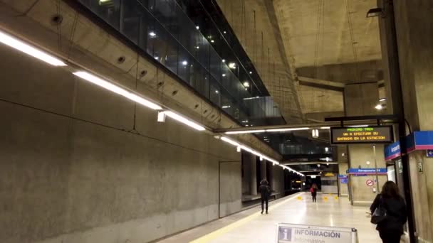 Μετά Την Αναμονή Τρένο Φτάνει Στο Αεροδρόμιο Υψηλής Ποιότητας Πλάνα — Αρχείο Βίντεο