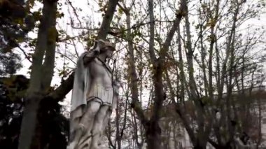 Madrid 'deki Orion Plaza' daki heykellere bakıyorum. Yüksek kalite 4k görüntü