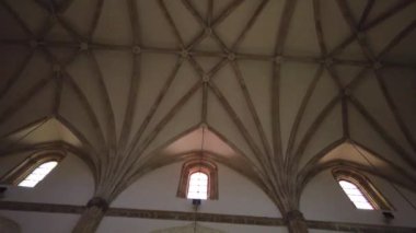 Kilisenin sunağına bakıyorum. Yüksek kalite 4k görüntü