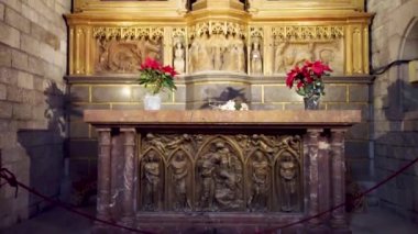 Santa Maria del Mar Bazilikası 'ndan içeri girene kadar. Yüksek kalite 4k görüntü