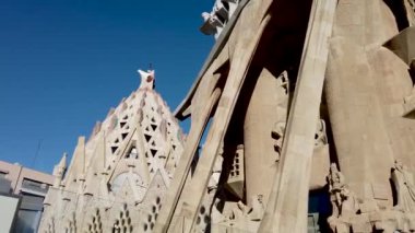 Panning Basilica de la Sagrada Familia. Yüksek kalite 4k görüntü