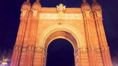 Arco del Triunfo de Barcelona 'ya yürüyorum. Yüksek kalite 4k görüntü