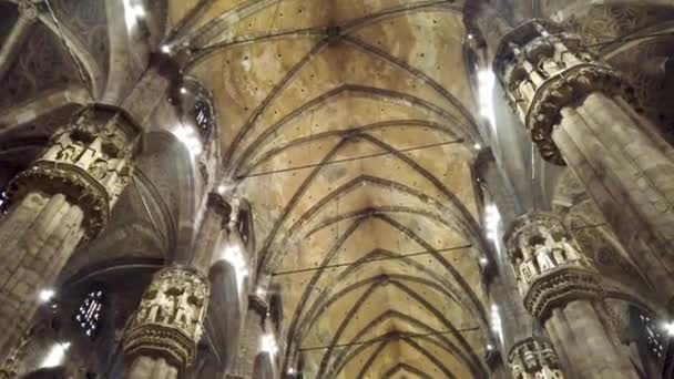 Patrząc Ukrywanie Wewnątrz Duomo Milano Wysokiej Jakości Materiał — Wideo stockowe