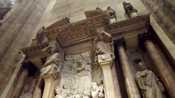 Περπατώντας Στην Εκκλησία Ιερές Φιγούρες Στο Duomo Milano Υψηλής Ποιότητας — Αρχείο Βίντεο