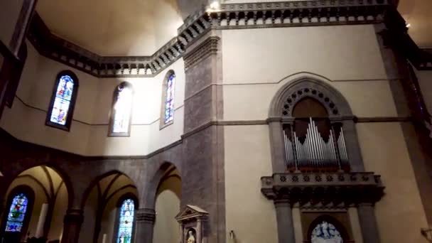 Mirando Iglesia Con Figuras Sagradas Catedral Santa Maria Del Fiore — Vídeos de Stock