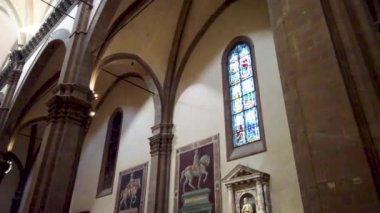 Santa Maria del Fiore Katedrali 'ndeki kutsal figürlerle kiliseye bakıyorlar. Yüksek kalite 4k görüntü