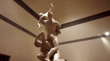 Galleria dellAccademia 'daki kutsal figürlere bakıyoruz.