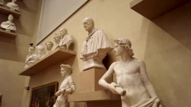 Galleria dellAccademia 'daki kutsal figürlere bakıyoruz.