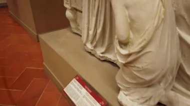 Galleria dellAccademia 'daki kutsal figürlere bakıyoruz.