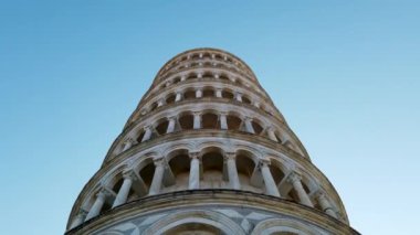 Pisa, İtalya. İtalya, Pisa 'daki Eğik Kule. Yoldan geçen turistler. Yüksek kalite 4k görüntü