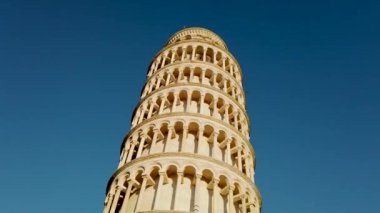 Pisa, İtalya. İtalya, Pisa 'daki Eğik Kule. Yoldan geçen turistler. Yüksek kalite 4k görüntü
