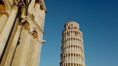 Pisa, İtalya. İtalya, Pisa 'daki Eğik Kule. Yoldan geçen turistler. Yüksek kalite 4k görüntü