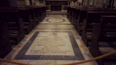 Bir ortaçağ Katolik katedrali olan St. Mary of the Assumption 'ın içi. Yüksek kalite 4k görüntü
