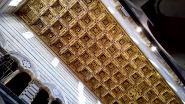 Pisa, İtalya - 3 Ocak 2022: Pisa Toskana katedrali içinde güzel tavan resimleri. Yüksek kalite 4k görüntü