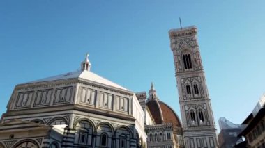 Floransa, İtalya, aşağıdan görüldü. Katedral ve Giottos çan kulesinin detayları. Santa Maria del Fiore Bazilikası manzarası.