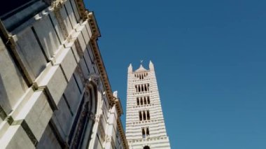  Siena Katedrali İtalyanca: Duomo di Siena İtalya 'nın Siena kentinde bir ortaçağ kilisesidir. Komşu binanın kapısından binanın üst kısmının görüntüsü. Yüksek kalite 4k görüntü