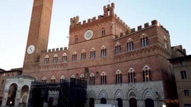 Siena, Toskana, İtalya. 11-2021 arası. Siena Belediye Binası. Torre del Mangia ve belediye binası. Bina ve Campo di Siena Meydanı Tuscan terasotta tuğlalarıyla inşa edilmiştir..