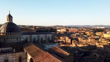  Siena Katedrali İtalyanca: Duomo di Siena İtalya 'nın Siena kentinde bir ortaçağ kilisesidir. Komşu binanın kapısından binanın üst kısmının görüntüsü. Yüksek kalite 4k görüntü