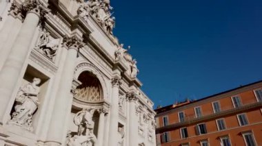 Roma 'daki Trevi Çeşmesi' nin geniş açılı manzarası. Yüksek kalite 4k görüntü