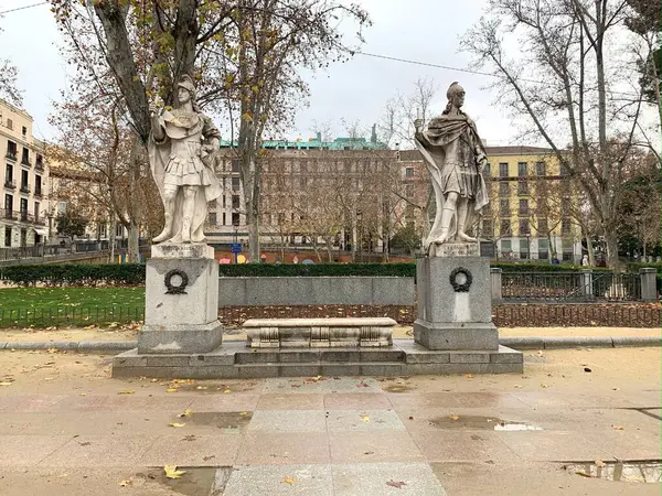Madrid, İspanya. Yüksek kalite fotoğraf. Paseo de las Estatuas