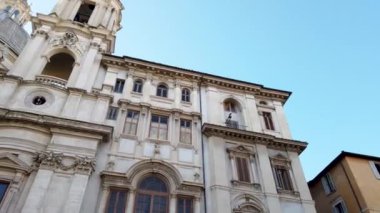 Piazza Navona 'daki Dört Nehir Çeşmesi kış sabahı alacakaranlıkta Roma' nın hava manzarası. Yüksek kalite 4k görüntü